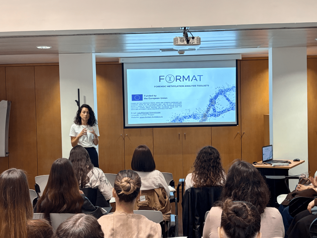 Researcher presenting the ForMAT project to students at an open class at ICS UMinho