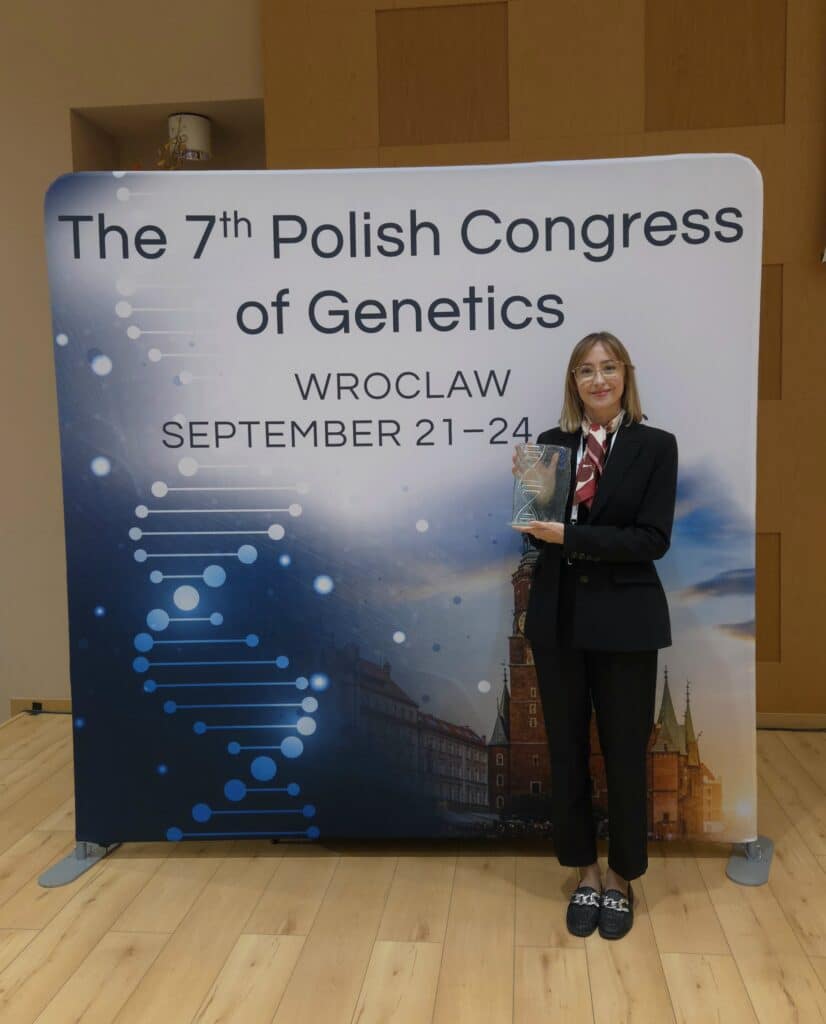 Kamila Marszałek holding the Złoty Paragraf award for the best oral presentation in forensic genetics